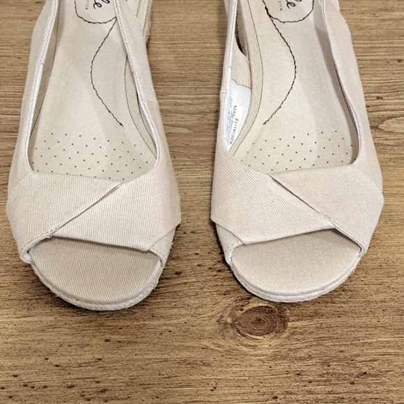 Life Stride Sandals Women's 8W Beige Canvas Fabric Wedge Heel NWOT - Picture 3 of 14
